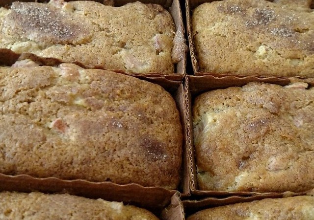 Rhubarb loaf cake