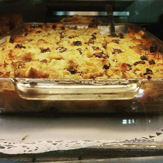 Whiskey bread pudding with chocolate + raisins: a homemade dessert with a kick! #yaliscafe